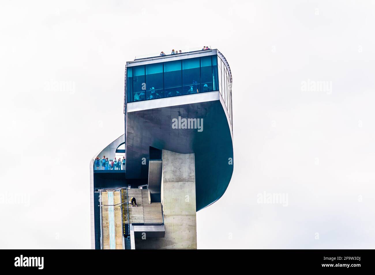INNSBRUCK, ÖSTERREICH, 27. JULI 2016: Blick auf das berühmte Bergisel-Skisprungstadion, dessen markantester Teil - der Skisprungturm - von der fam entworfen wurde Stockfoto