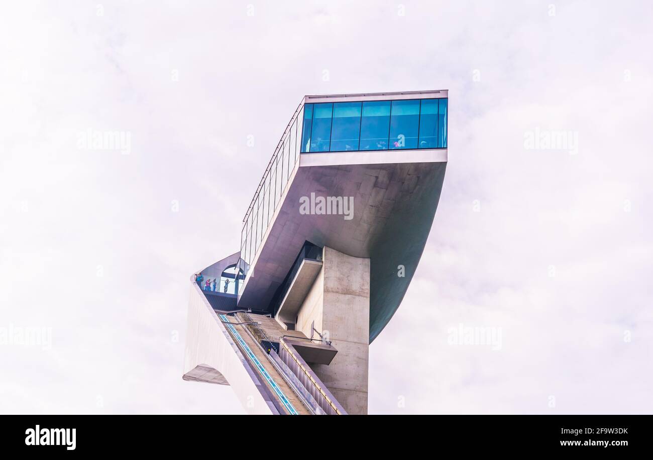 INNSBRUCK, ÖSTERREICH, 27. JULI 2016: Blick auf das berühmte Bergisel-Skisprungstadion, dessen markantester Teil - der Skisprungturm - von der fam entworfen wurde Stockfoto