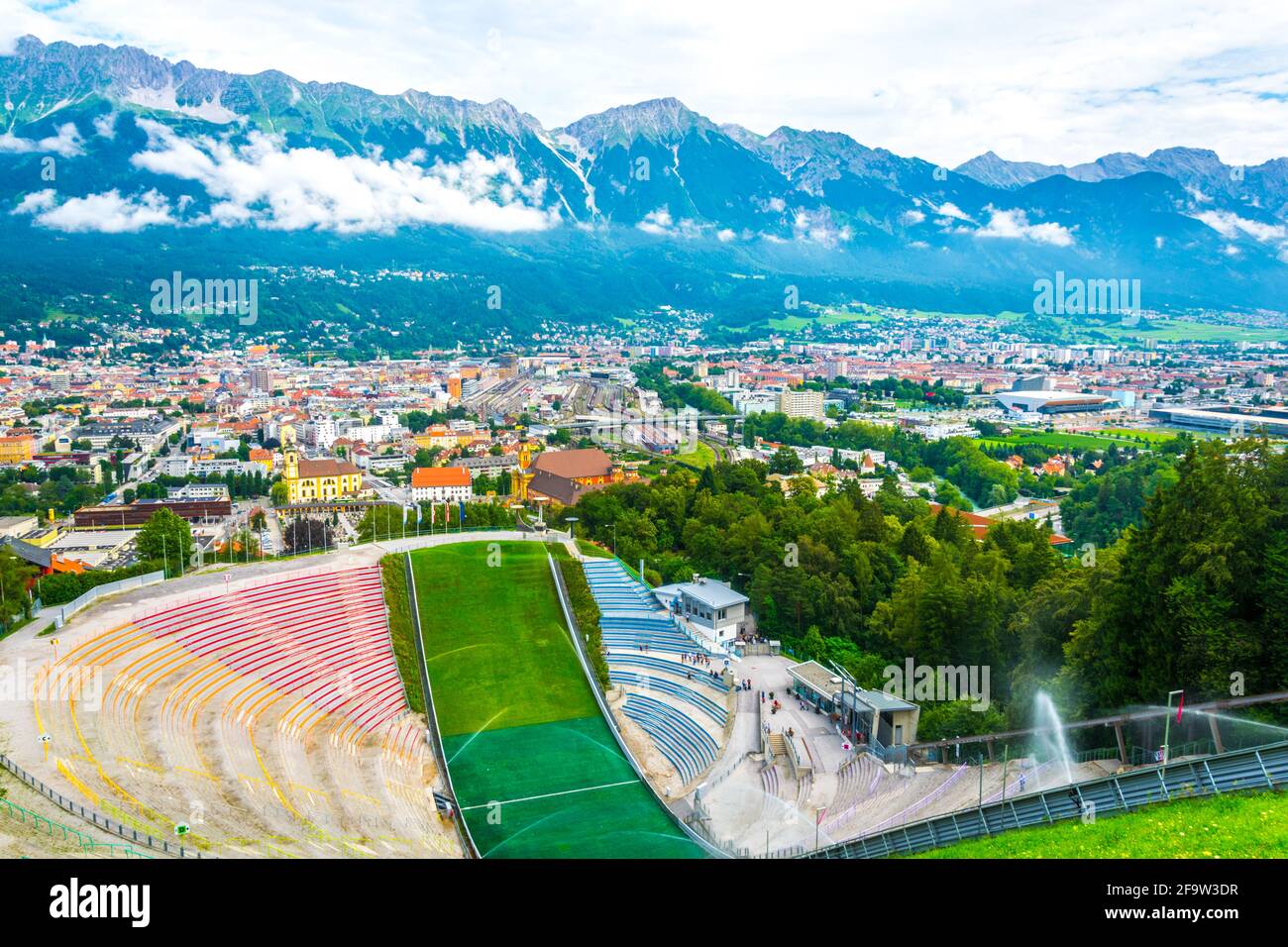 INNSBRUCK, ÖSTERREICH, 27. JULI 2016: Blick auf das berühmte Bergisel-Skisprungstadion, dessen markantester Teil - der Skisprungturm - von der fam entworfen wurde Stockfoto