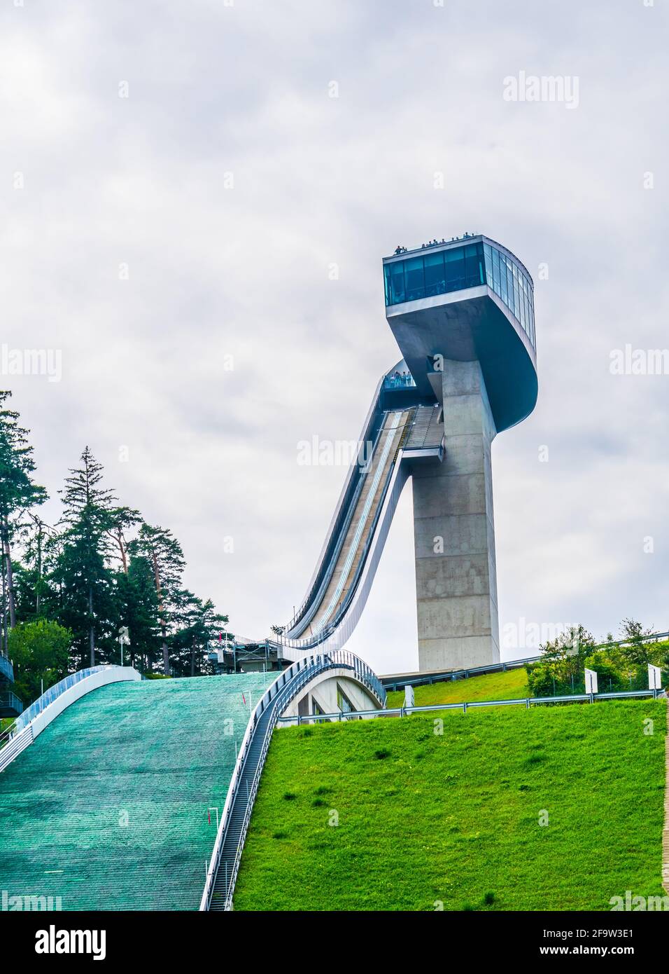 INNSBRUCK, ÖSTERREICH, 27. JULI 2016: Blick auf das berühmte Bergisel-Skisprungstadion, dessen markantester Teil - der Skisprungturm - von der fam entworfen wurde Stockfoto