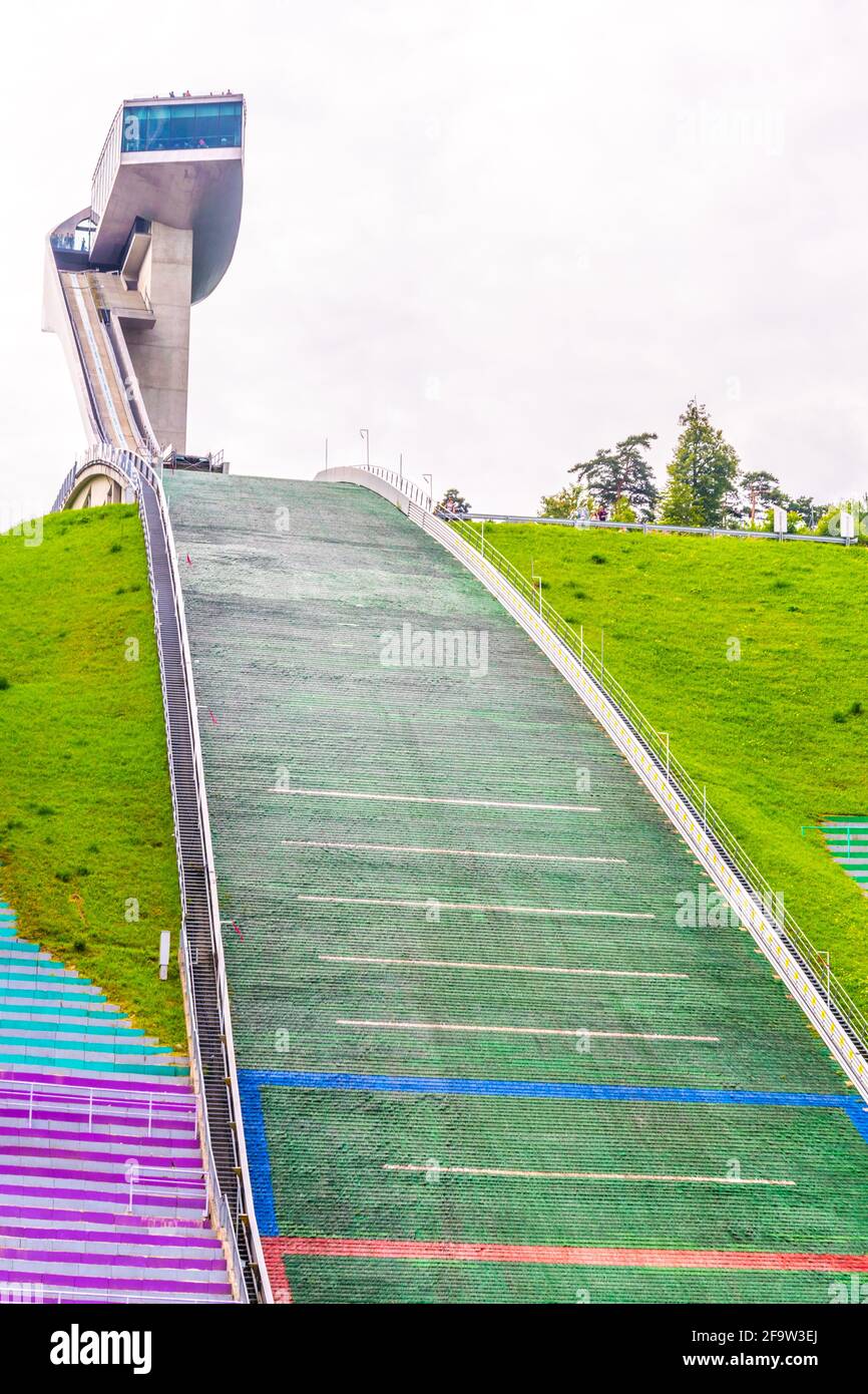 INNSBRUCK, ÖSTERREICH, 27. JULI 2016: Blick auf das berühmte Bergisel-Skisprungstadion, dessen markantester Teil - der Skisprungturm - von der fam entworfen wurde Stockfoto