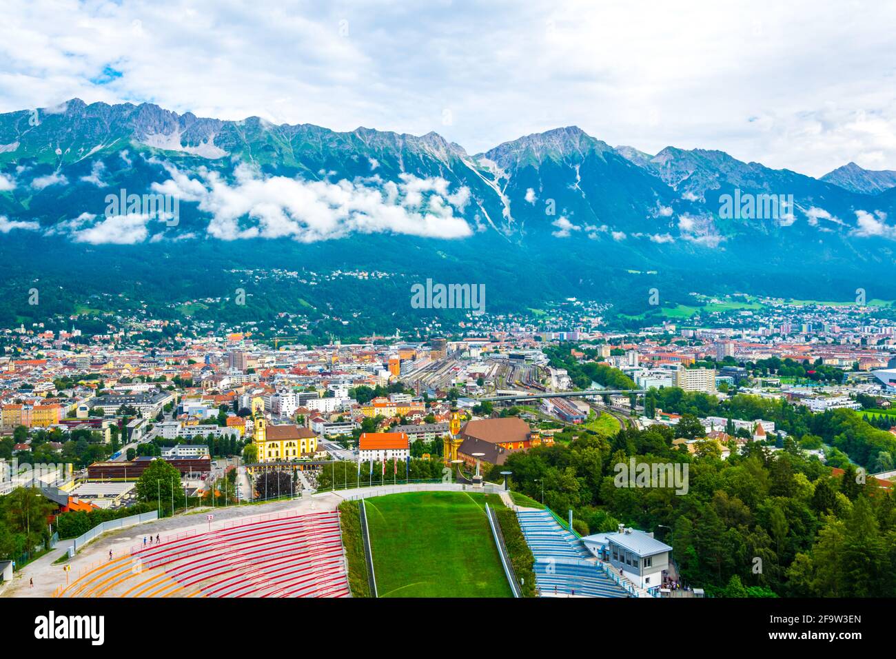 INNSBRUCK, ÖSTERREICH, 27. JULI 2016: Blick auf das berühmte Bergisel-Skisprungstadion, dessen markantester Teil - der Skisprungturm - von der fam entworfen wurde Stockfoto