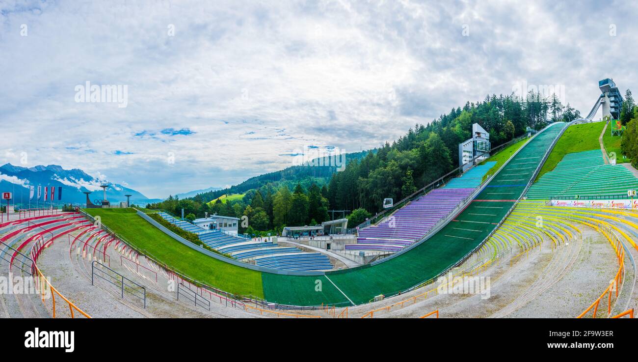 INNSBRUCK, ÖSTERREICH, 27. JULI 2016: Blick auf das berühmte Bergisel-Skisprungstadion, dessen markantester Teil - der Skisprungturm - von der fam entworfen wurde Stockfoto
