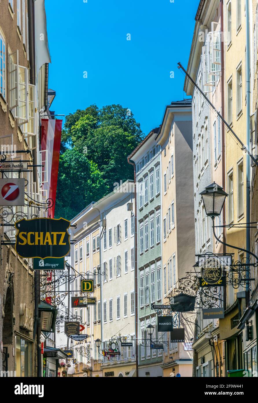 SALZBURG, ÖSTERREICH, 30. JULI 2016: Die Menschen bummeln durch die engen Gassen der Altstadt der österreichischen Stadt Salzburg. Stockfoto