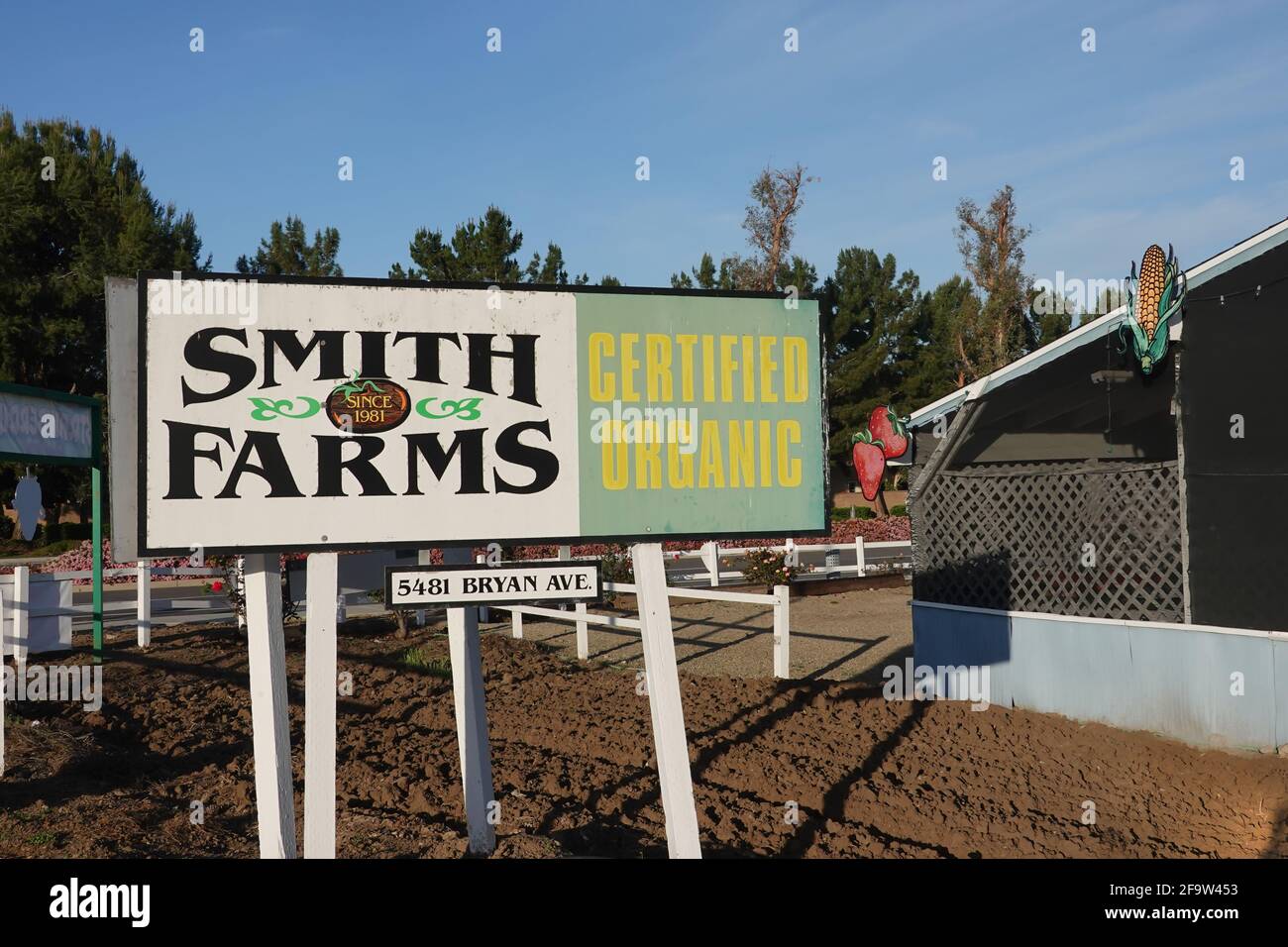 Straßenrand Smith Farms zertifiziertes organisches Zeichen in Irvine, Kalifornien, USA Stockfoto