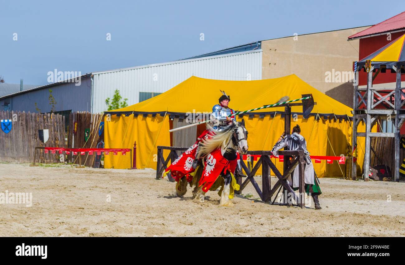 DETENICE, TSCHECHISCHE REPUBLIK, 25. APRIL 2015: Die Rittershow im Detenice-Palast in tschechien zeigt verschiedene Künste des Reiters, des Schwertkampfes Stockfoto