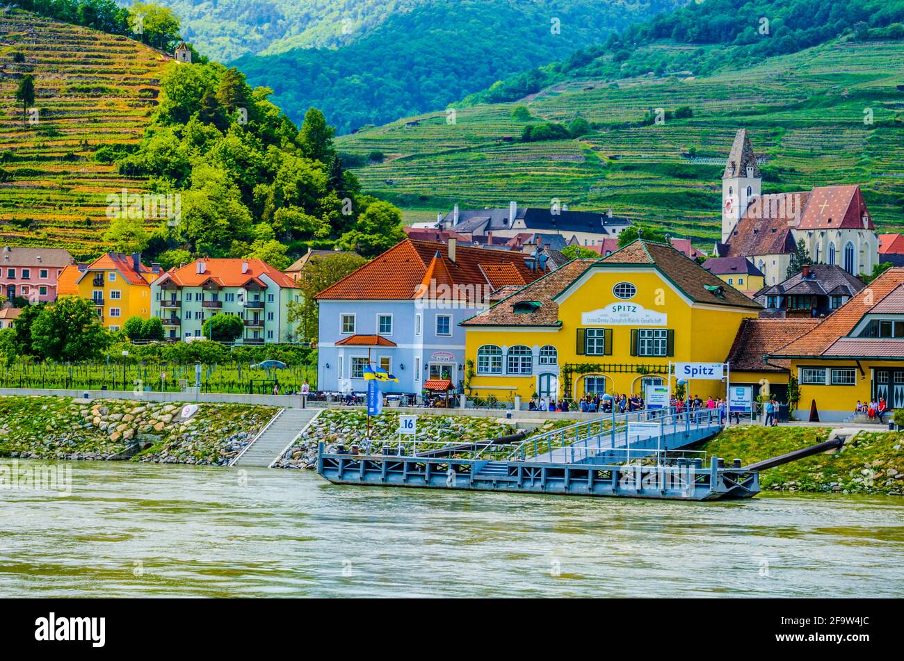 SPITZ, ÖSTERREICH, 16. MAI 2015: Die Stadt Spitz an der Donau entlang der  Donau in der malerischen Wachau, UNESCO-Weltkulturerbe I Stockfotografie -  Alamy