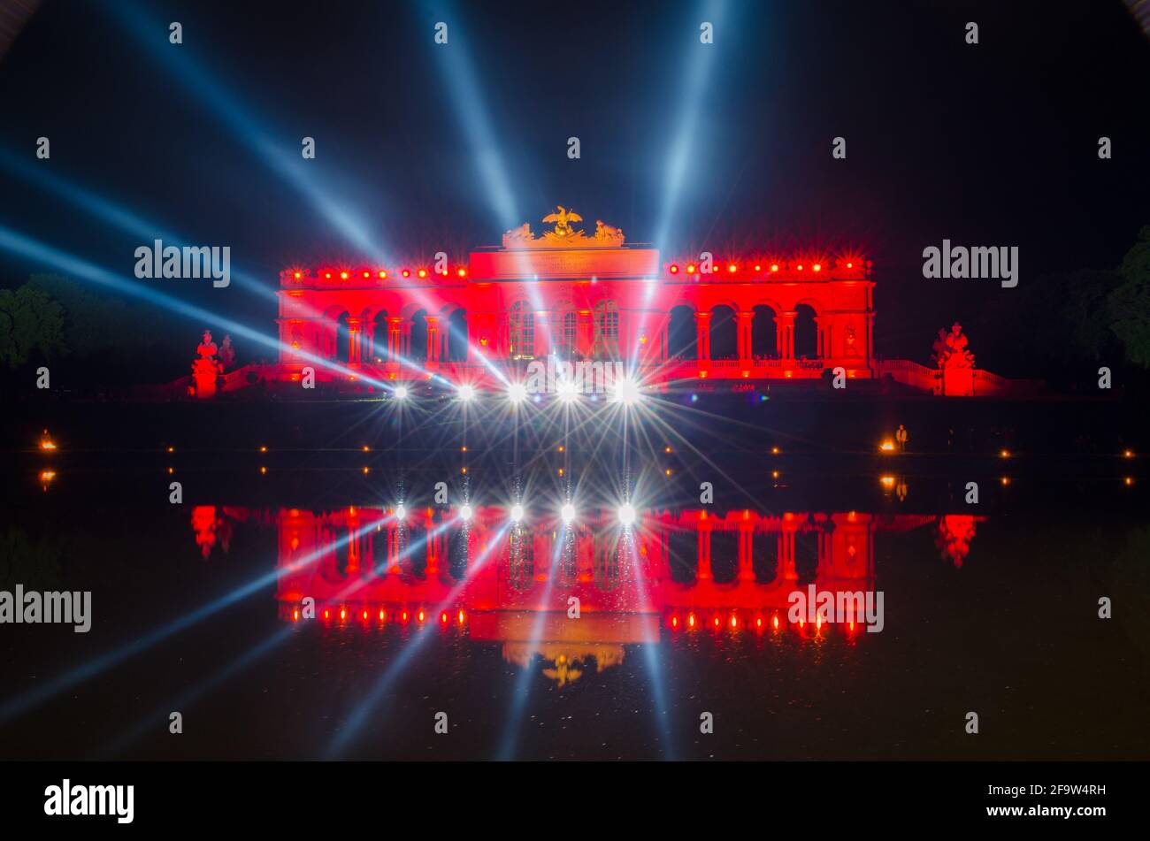 WIEN, ÖSTERREICH, 08. JUNI 2015:Nachtsicht einer Lasershow vor dem Glorietteschloss im schönbrunner Garten zum Konzert klassischer Musi Stockfoto