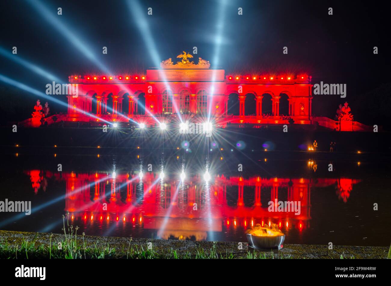 WIEN, ÖSTERREICH, 08. JUNI 2015:Nachtsicht einer Lasershow vor dem Glorietteschloss im schönbrunner Garten zum Konzert klassischer Musi Stockfoto