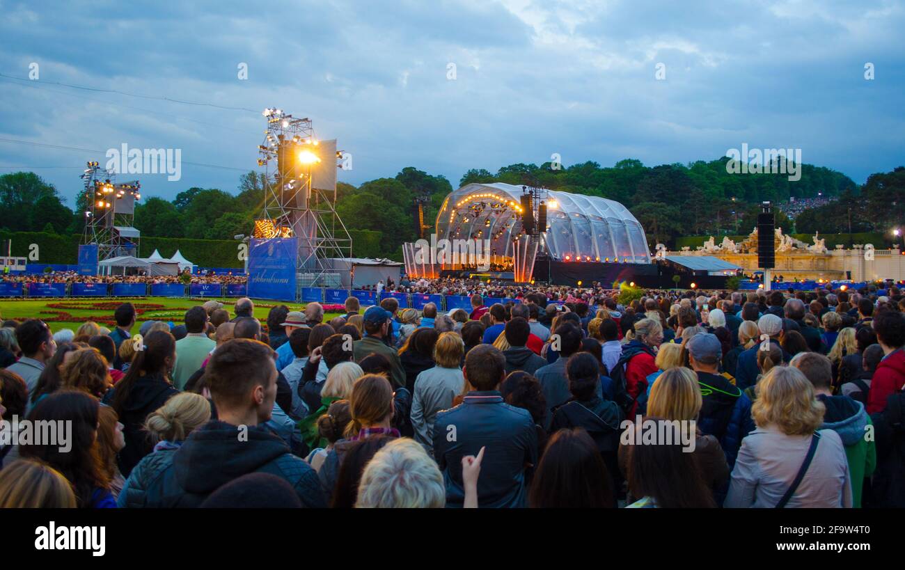 WIEN, ÖSTERREICH, 08. JUNI 2015: Im schönbrunner Garten findet im Sommer einmal im Jahr ein Konzert klassischer Musik statt Stockfoto