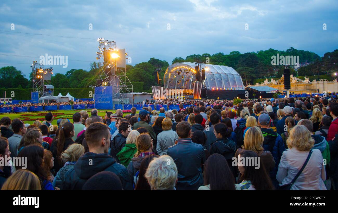 WIEN, ÖSTERREICH, 08. JUNI 2015: Im schönbrunner Garten findet im Sommer einmal im Jahr ein Konzert klassischer Musik statt Stockfoto