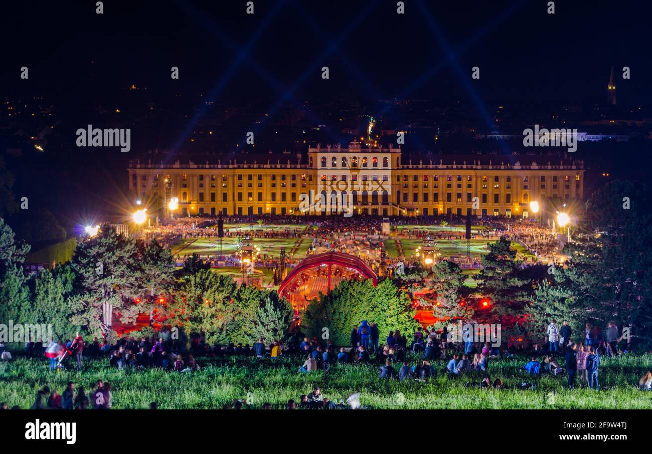 WIEN, ÖSTERREICH, 08. JUNI 2015: Im schönbrunner Garten findet im Sommer einmal im Jahr ein Konzert klassischer Musik statt Stockfoto