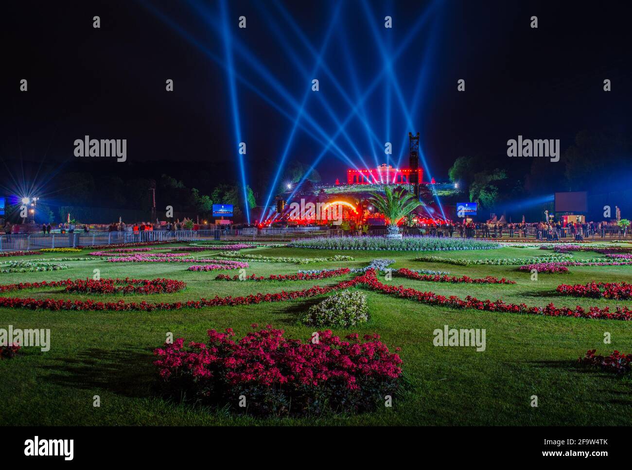WIEN, ÖSTERREICH, 08. JUNI 2015:Nachtsicht einer Lasershow vor dem Glorietteschloss im schönbrunner Garten zum Konzert klassischer Musi Stockfoto