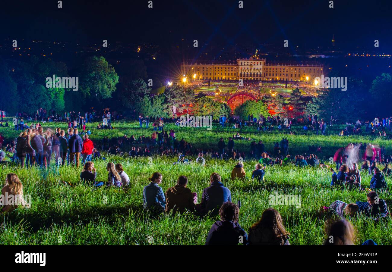 WIEN, ÖSTERREICH, 08. JUNI 2015: Im schönbrunner Garten findet im Sommer einmal im Jahr ein Konzert klassischer Musik statt Stockfoto
