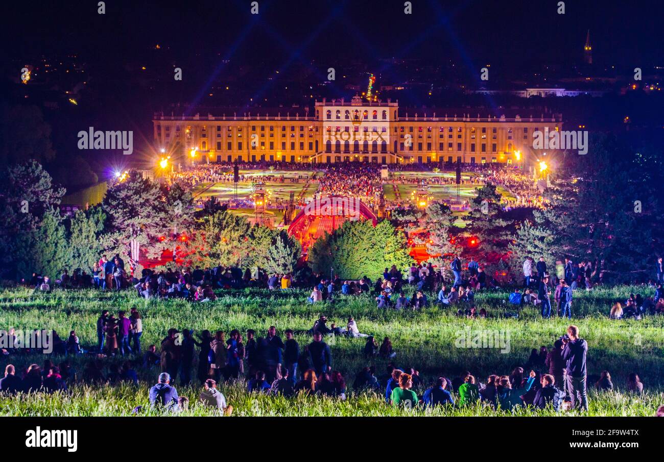 WIEN, ÖSTERREICH, 08. JUNI 2015: Im schönbrunner Garten findet im Sommer einmal im Jahr ein Konzert klassischer Musik statt Stockfoto