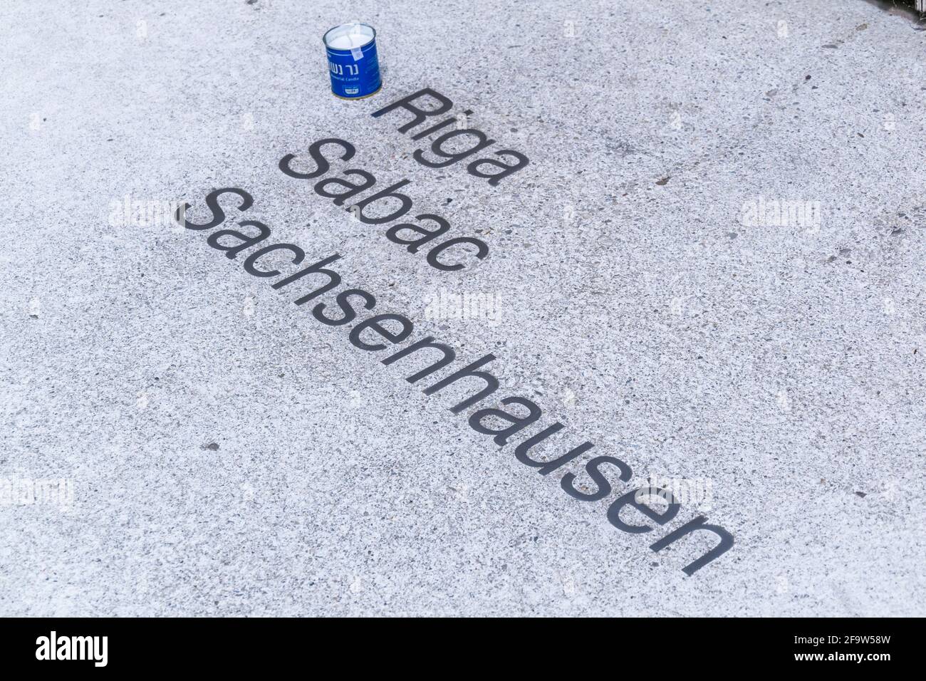 WIEN, ÖSTERREICH, JUNI 2016: Name der Konzentrationslager, die auf einer Mauer des Holocaust-Mahnmals in der österreichischen Hauptstadt Wien stehen. Stockfoto