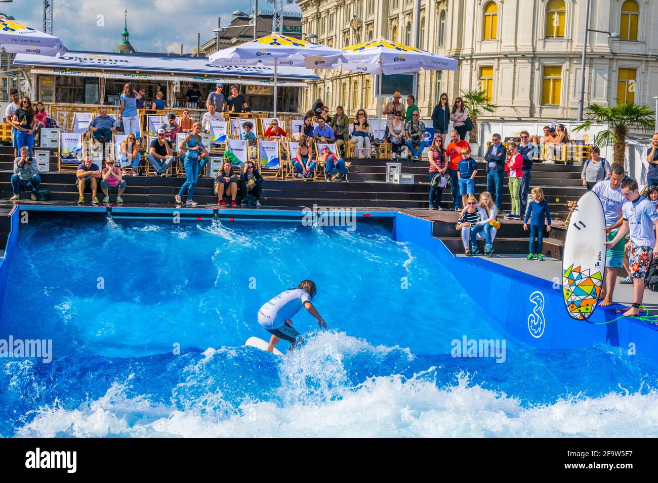 WIEN, ÖSTERREICH, JUNI 2016: Im Zentrum von Wien, Österreich, surfen Menschen auf einer künstlichen Welle. Stockfoto