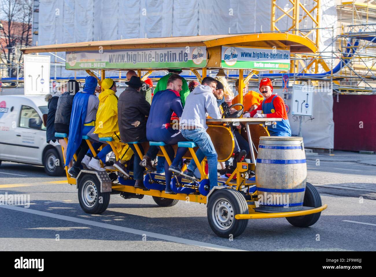BERLIN, 12. MÄRZ 2015: Big Bike ist eine wichtige Touristenattraktion in berlin für Menschen, die die ganze Stadt sehen und dabei Bier trinken möchten Stockfoto