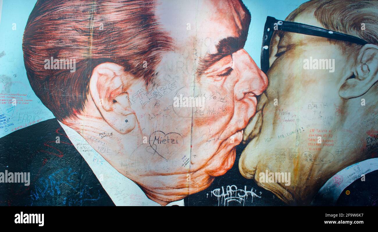 BERLIN, 12. MÄRZ 2015: leonid breschnew küsst erich honecker auf einem Gemälde in der Berliner Ostseite. Stockfoto