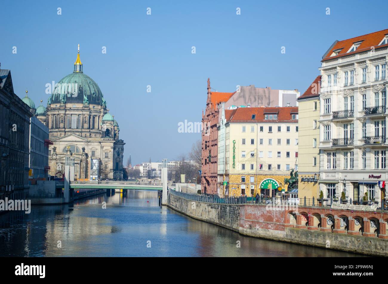 BERLIN, DEUTSCHLAND, 12. MÄRZ 2015: Blick auf das Flussufer des Spree in berlin mit dem berühmten berliner Dom am anderen Ende Stockfoto