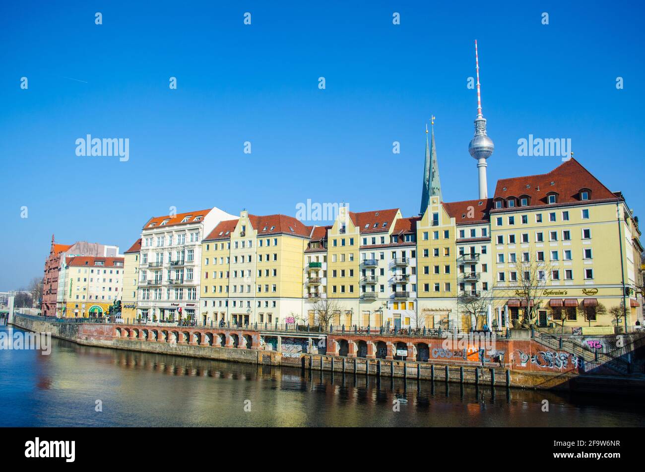 BERLIN, 12. MÄRZ 2015: Blick auf das Berliner Spree-Ufer mit dem berühmten berliner fernsehturm darüber. Stockfoto