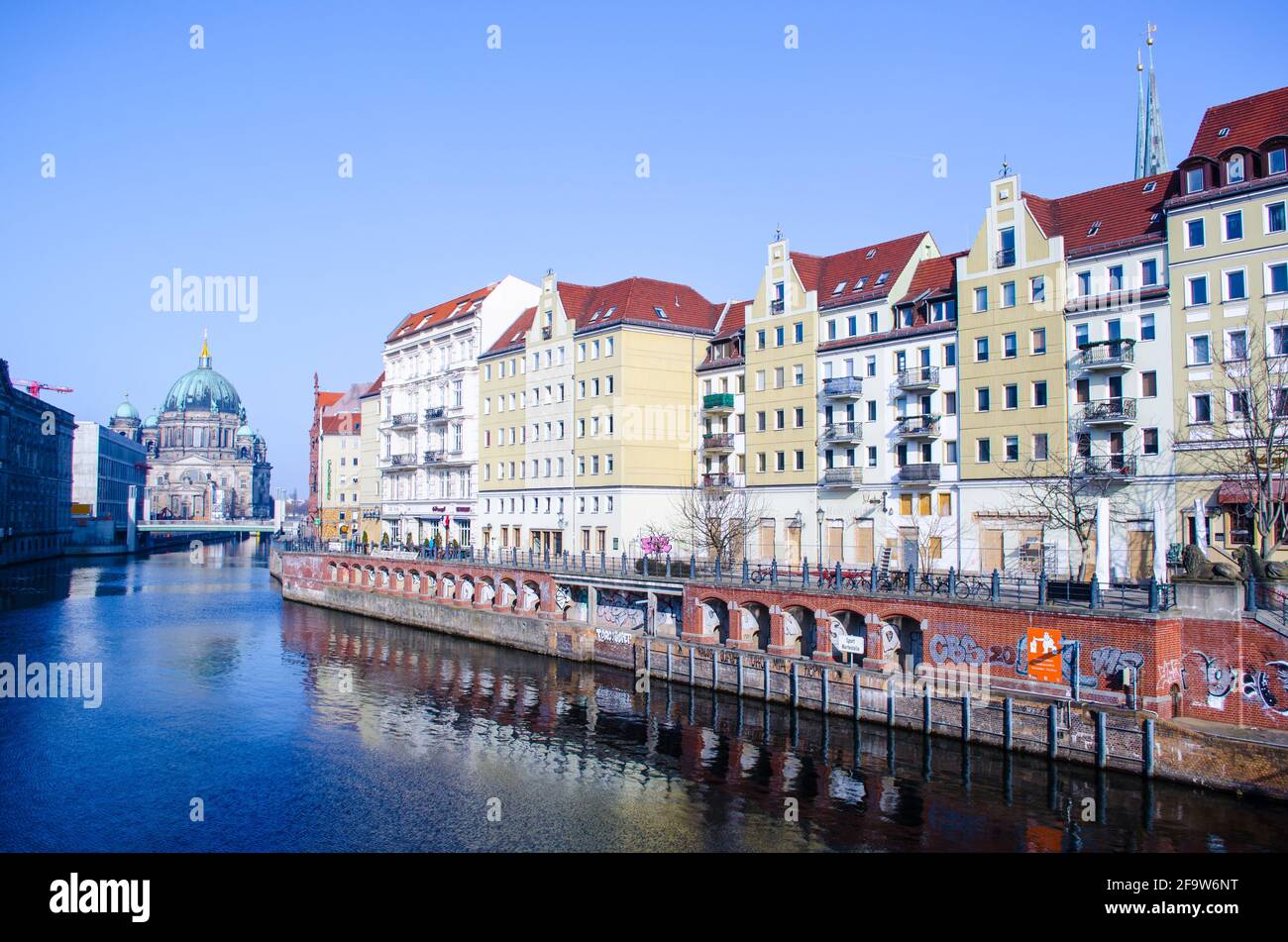 BERLIN, DEUTSCHLAND, 12. MÄRZ 2015: Blick auf das Flussufer des Spree in berlin mit dem berühmten berliner Dom am anderen Ende Stockfoto