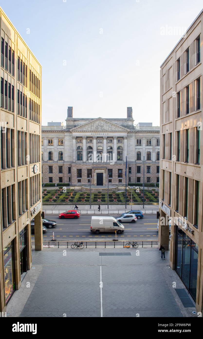 BERLIN, 12. MÄRZ 2015: Blick auf den bundesrat in berlin aus dem riesigen Einkaufszentrum auf der gegenüberliegenden Straßenseite. Stockfoto