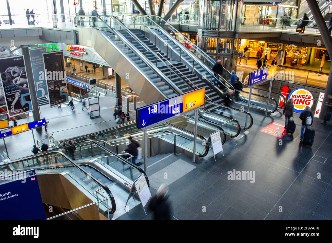 BERLIN, 12. MÄRZ 2015: Blick ins Innere des Berliner Hauptbahnhofs. Stockfoto