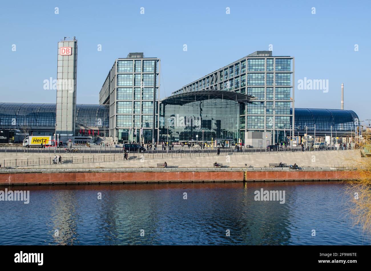 BERLIN, 12. MÄRZ 2015: Der Berliner Hauptbahnhof ist nicht nur ein wichtiger Verkehrsknotenpunkt, sondern dient auch als Einkaufszentrum Stockfoto