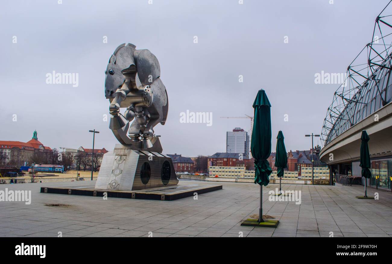 BERLIN, 12. MÄRZ 2015: Statue eines rollenden Pferdes vor dem Berliner Hauptbahnhof. Stockfoto