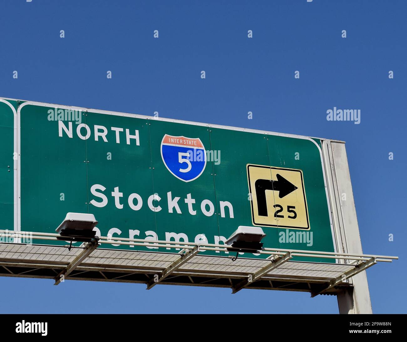north Interstate 5 Highway Richtungspfeil Geschwindigkeitsbegrenzung Zeichen in Kalifornien Stockfoto