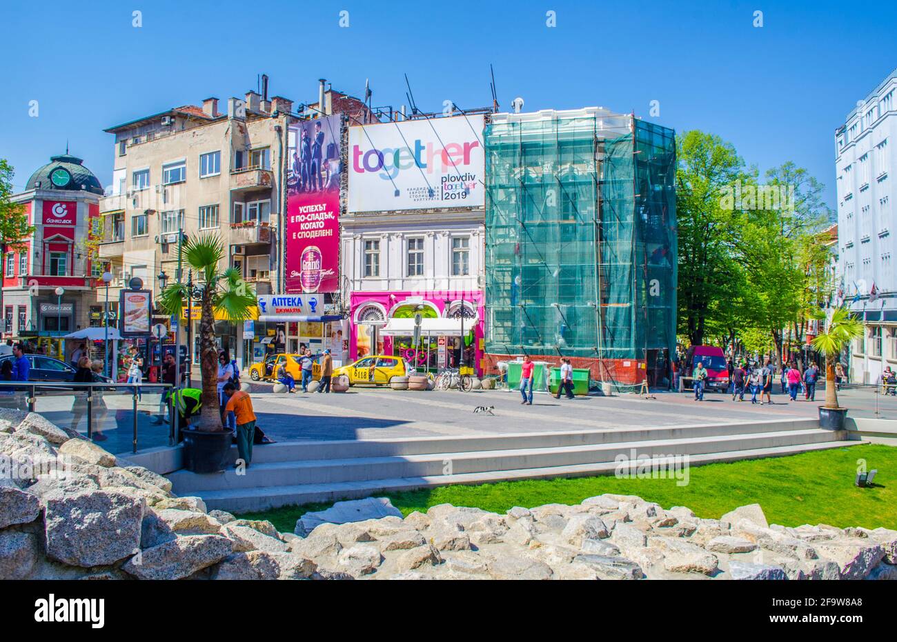 PLOVDIV, BULGARIEN, 7. APRIL 2015: Ruinen des antiken Stadions unter dem Hauptboulevard in der bulgarischen Stadt plovdiv sind auf einem kleinen Platz dazwischen freigelegt Stockfoto