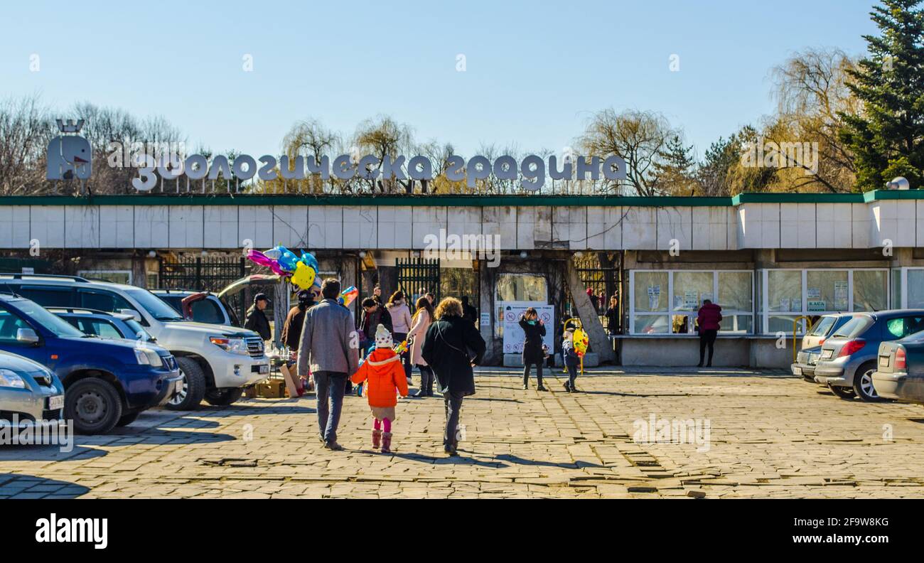 SOFIA, BULGARIEN, 28. MÄRZ 2015: Am sonnigen Wochenende im märz betreten die Menschen den Zoo von sofia. Stockfoto