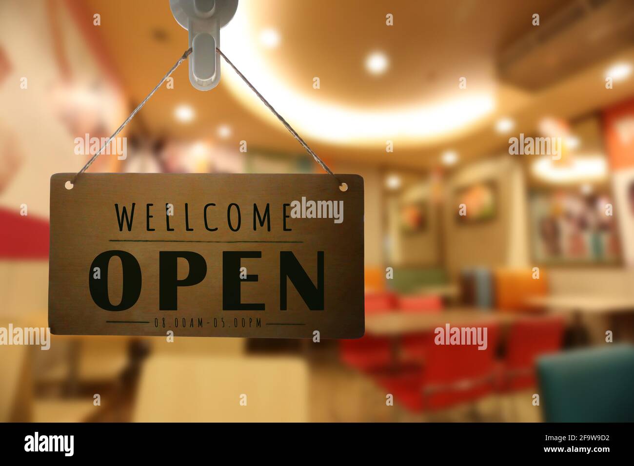 Shop geöffnet von Schaufenster Schild, Restaurant zeigt den Öffnungsstatus. Stockfoto