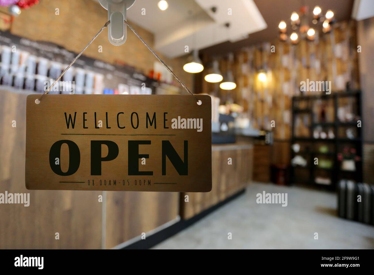 Shop geöffnet von Schaufenster Schild, Restaurant zeigt den Öffnungsstatus. Stockfoto