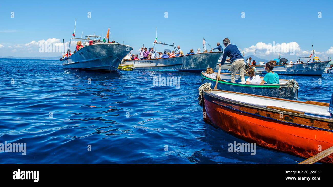 CAPRI, ITALIEN, 15. MAI 2014: menschendie berühmte grotta azzura, die sich auf der insel capri in der Bucht von n befindet, wartet auf verschiedene Boote Stockfoto