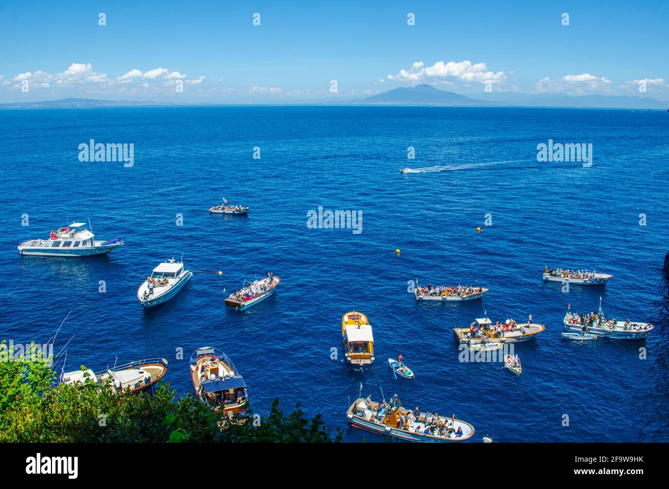 CAPRI, ITALIEN, 15. MAI 2014: menschendie berühmte grotta azzura, die sich auf der insel capri in der Bucht von n befindet, wartet auf verschiedene Boote Stockfoto