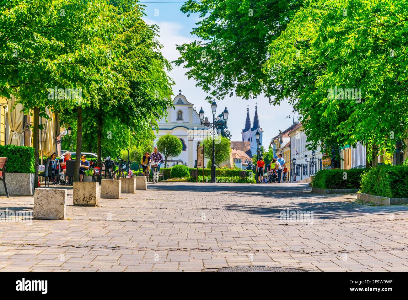 VAC, UNGARN 21. MAI 2016: Auf dem Platz Marcius 15 in der ungarischen Stadt Vac laufen die Menschen. Stockfoto