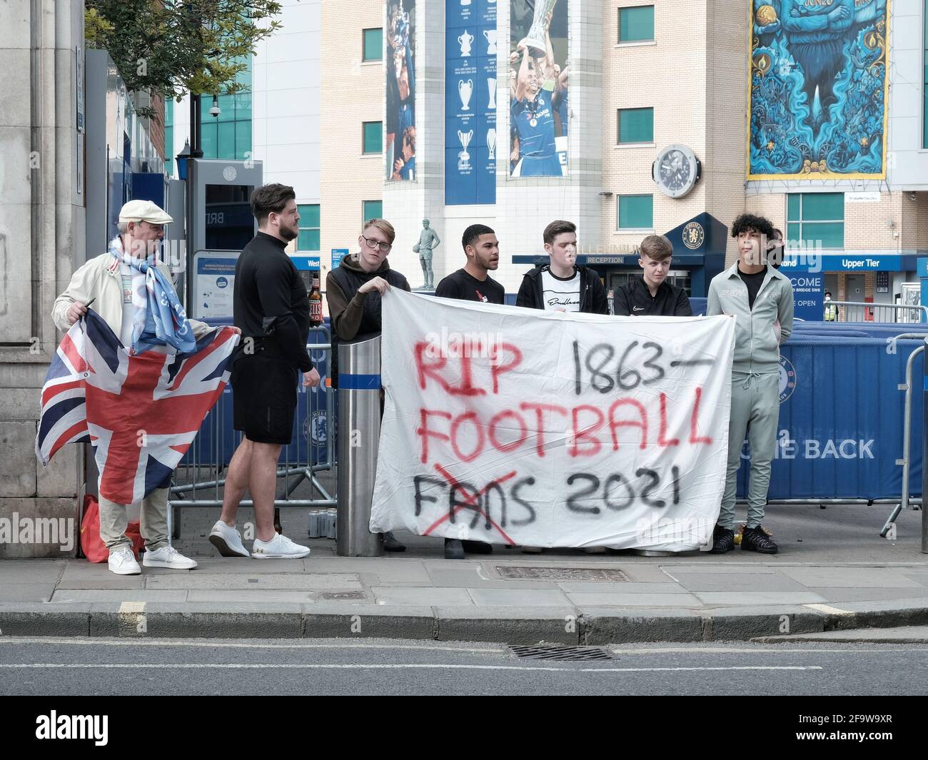 Fußballfans aus Chelsea inszenieren eine Demonstration vor dem Gelände, der Stamford Bridge, aus Protest gegen den Beitritt des Clubs zur Europäischen Super League. Stockfoto