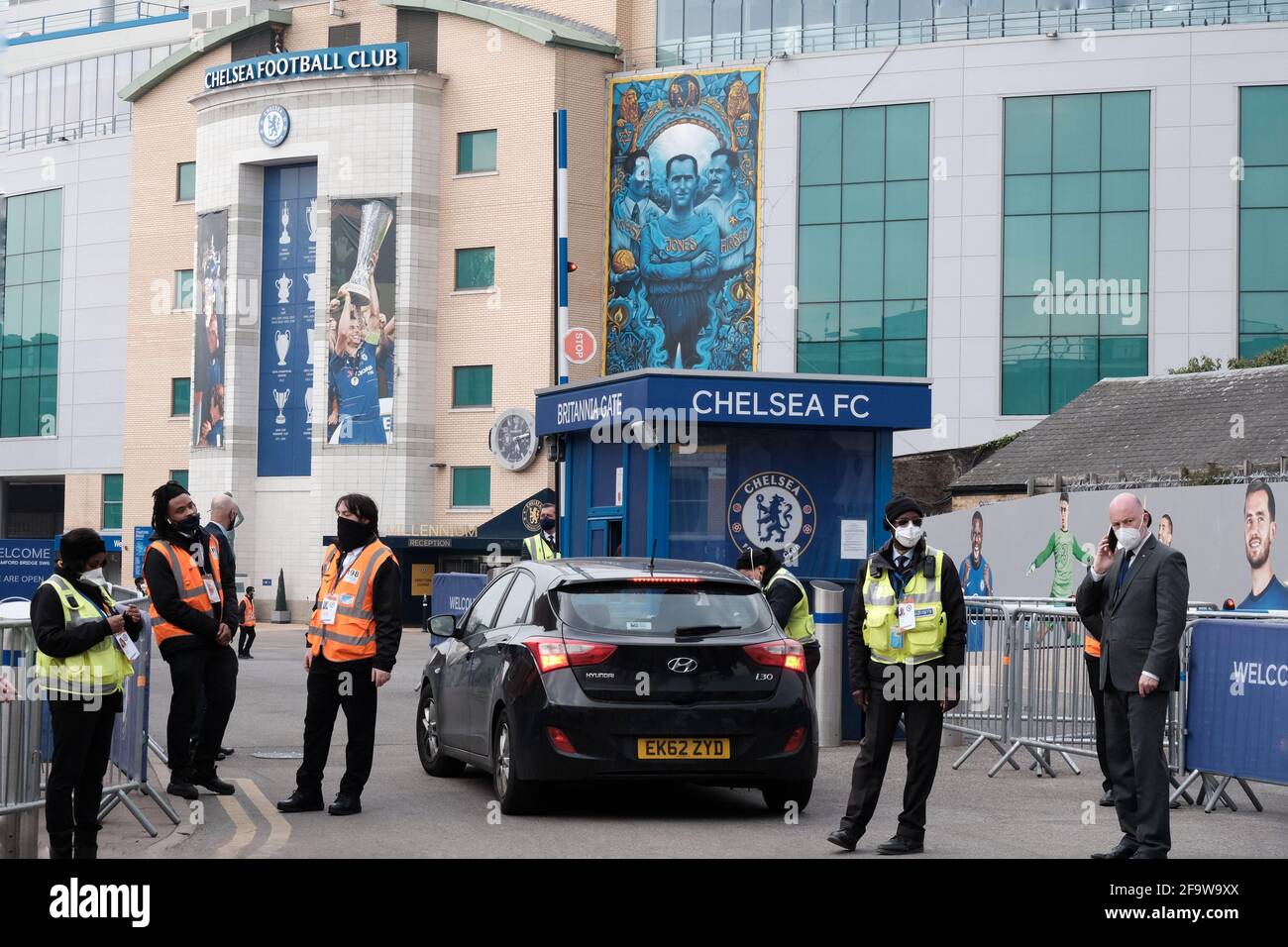 Außenansicht der Stamford Bridge am Spieltag, dem Heimstadion des Chelsea Football Club. Stockfoto