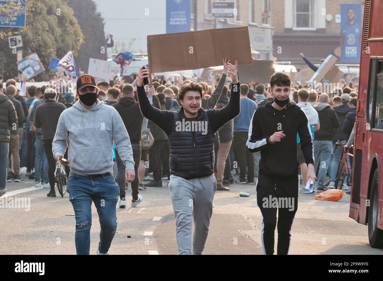 Ein Fußballfan aus Chelsea hält seine Arme hoch, während die Nachrichten brechen das Team plant, sich aus der abtrünnigen European Super League zurückzuziehen. Stockfoto