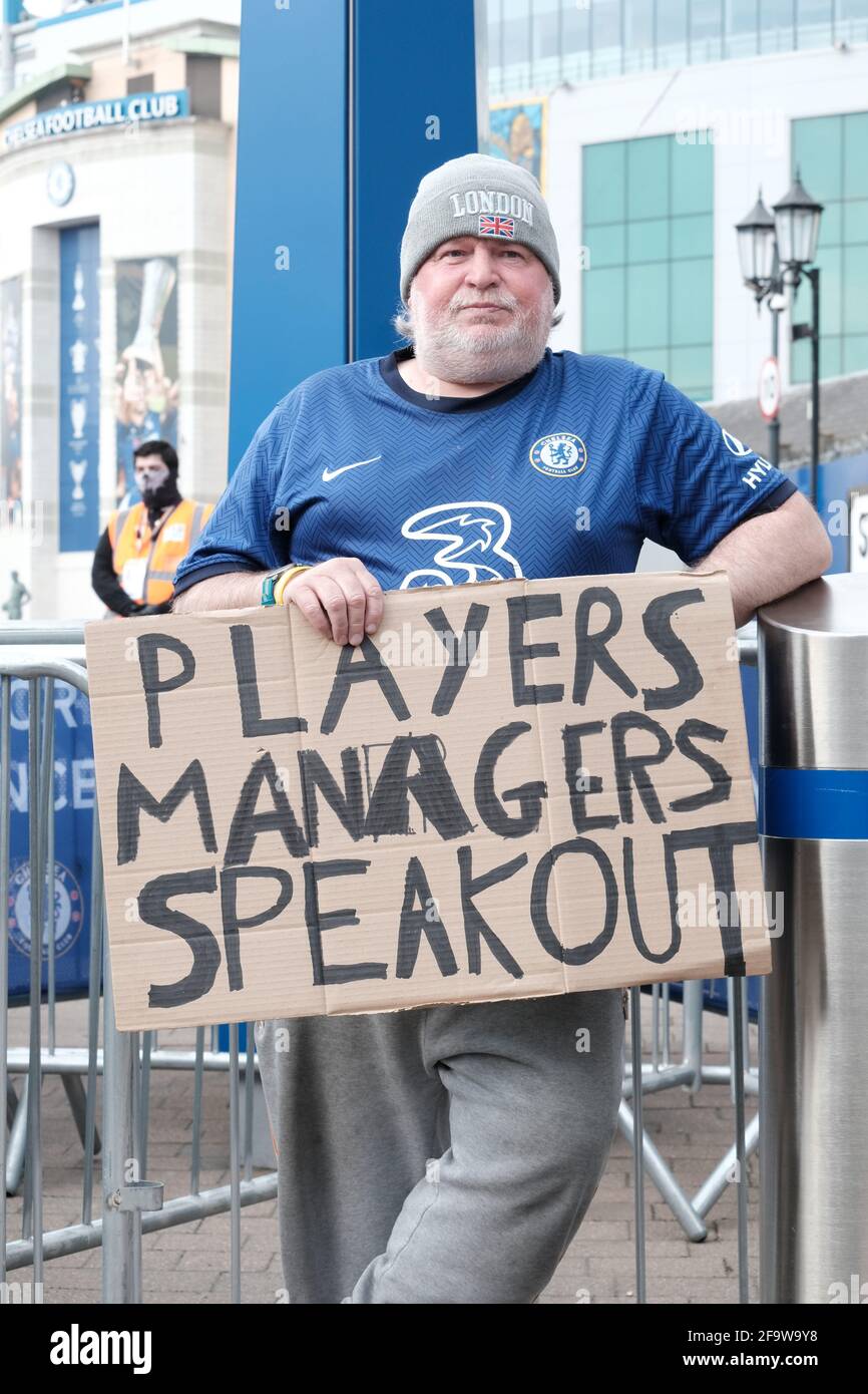Ein Fußballfan von Chelsea protestiert vor dem Heimstadion der Stamford Bridge gegen den geplanten Beitritt des Clubs zur Europäischen Super League. Stockfoto