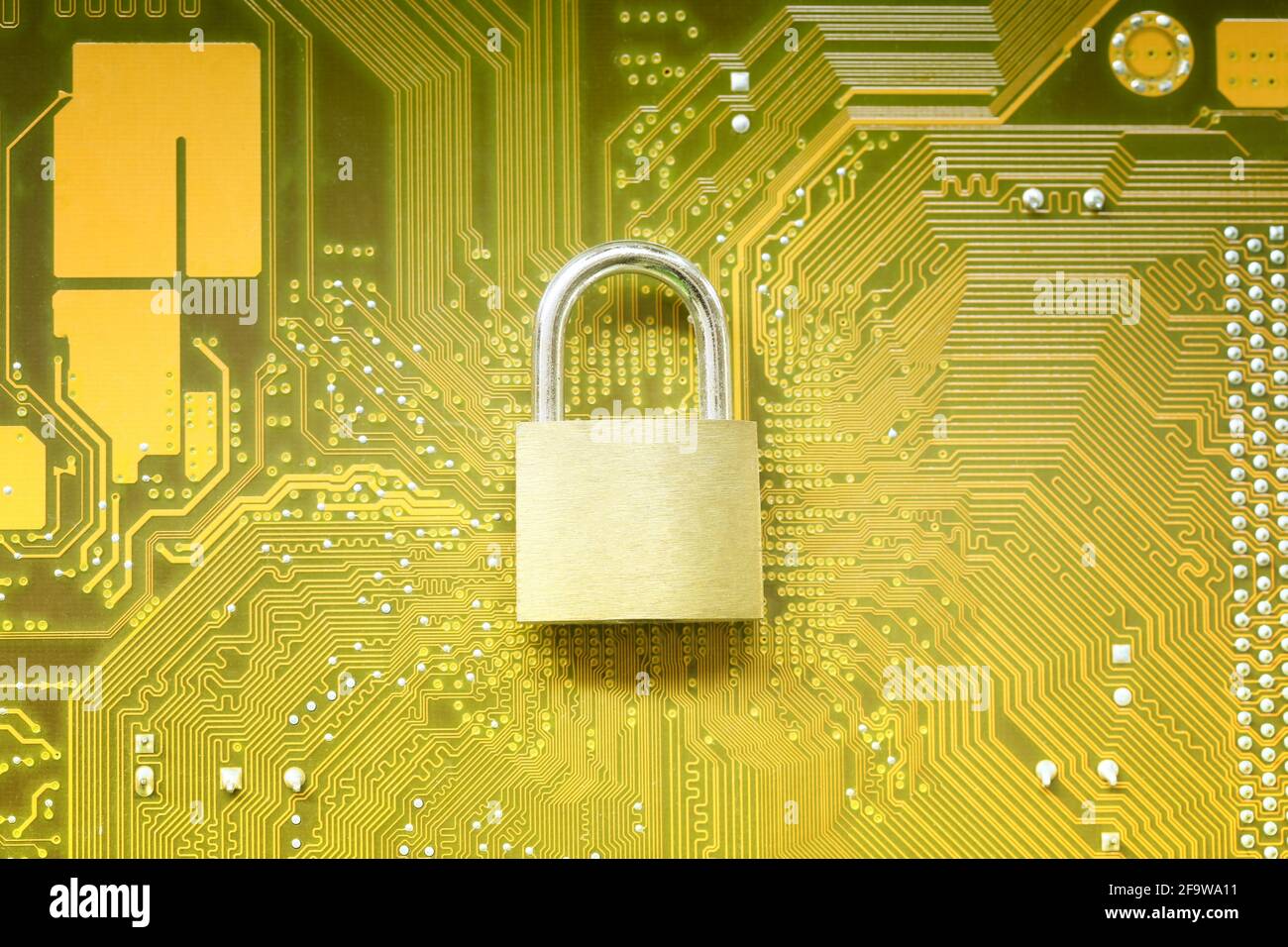 Master-Schlüssel oder Gold Padlock auf elektronischen Motherboards Hintergrund im Konzept der Cyber-Sicherheit. Stockfoto