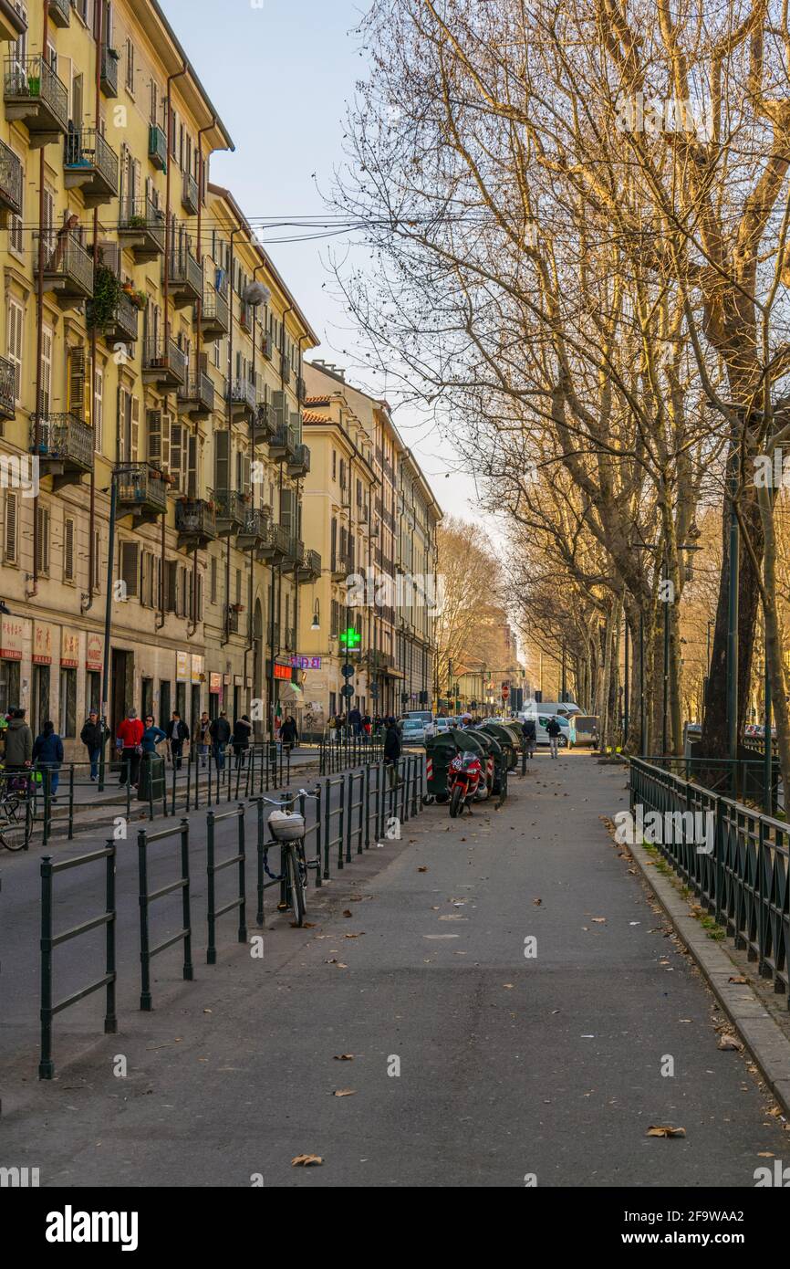 TURIN, ITALIEN, 12. MÄRZ 2016: In der italienischen Stadt turin laufen die Menschen auf einer Straße Stockfoto