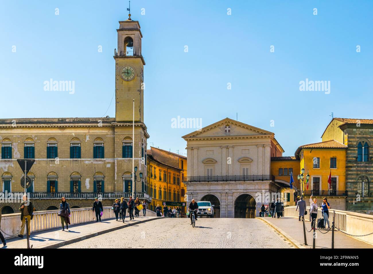 PISA, ITALIEN, 14. MÄRZ 2016: Die Menschen überqueren die brücke ponte di Mezzo, die den piazza garibaldi mit dem Rathaus von Pisa verbindet. Stockfoto