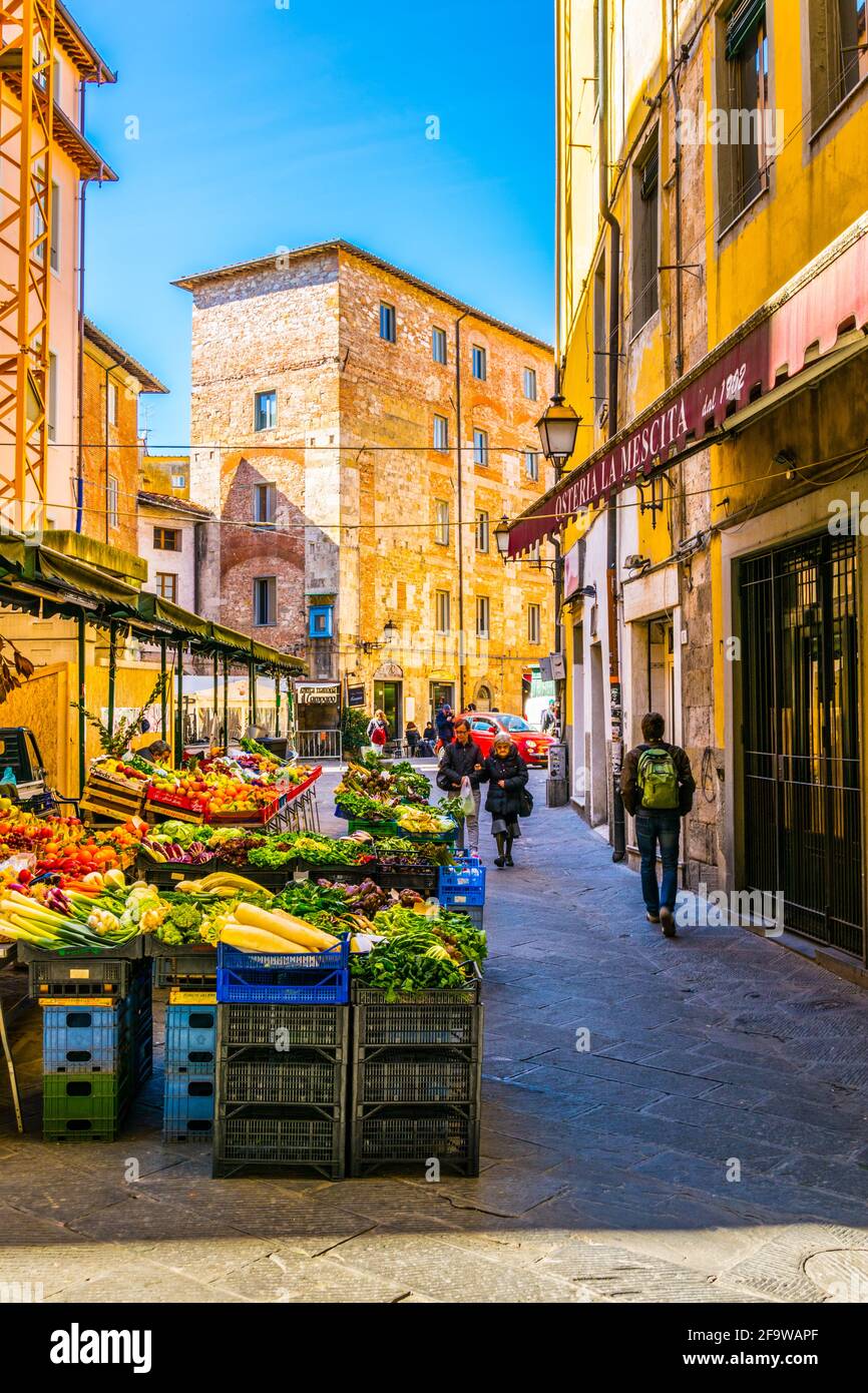 PISA, ITALIEN, 14. MÄRZ 2016: Im Frühling genießen die Menschen einen sonnigen Tag bei einem Spaziergang durch die Via guglielmo oberdan in der italienischen Stadt Pisa. Stockfoto