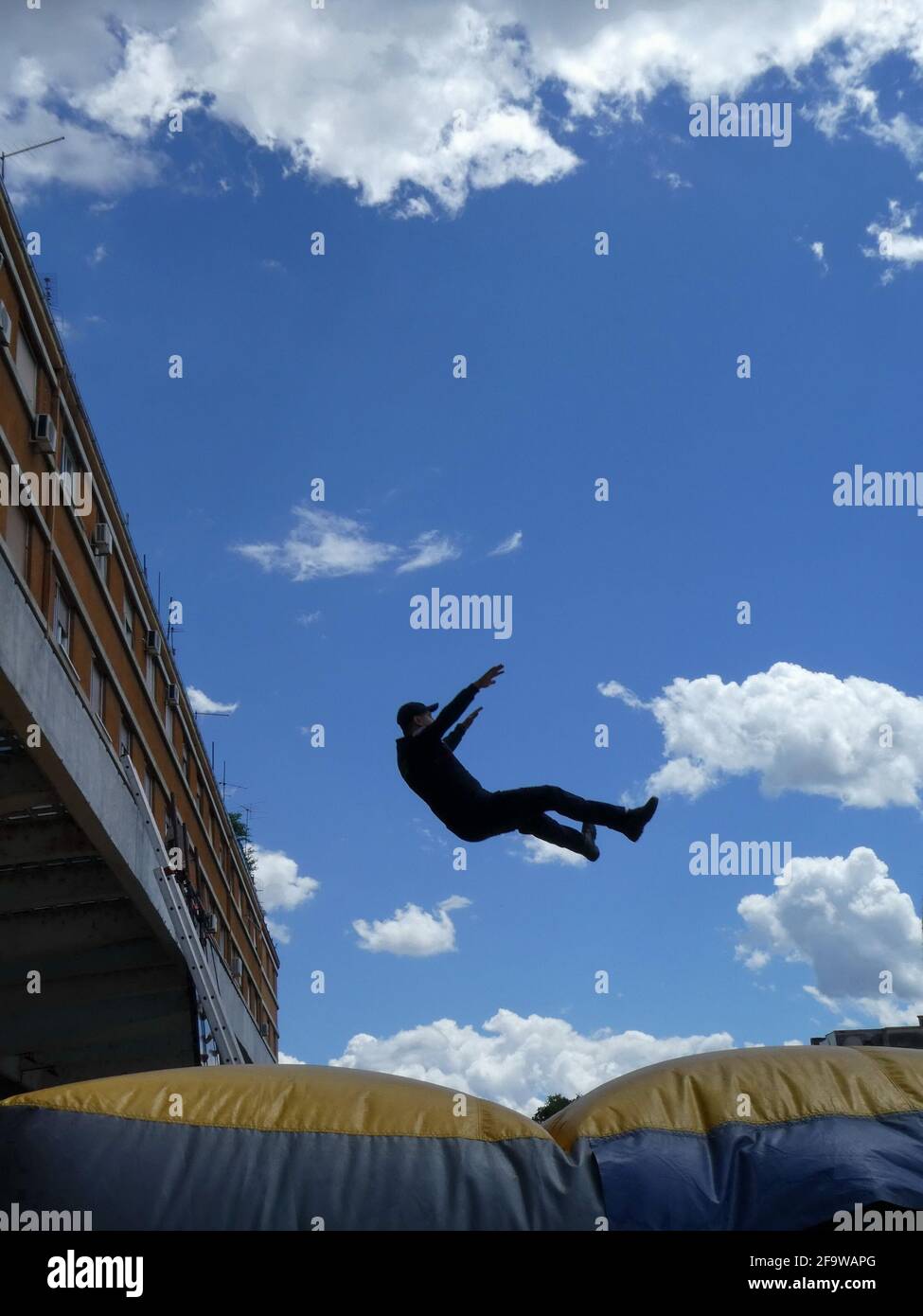 NOVI SAD, SERBIEN - 21. Mai 2019: Mann springt zum Aufblasbaren  Rettungs-Kissen (auch bekannt als Sprungkissen oder Luftkissen) - Menschen  retten Stockfotografie - Alamy