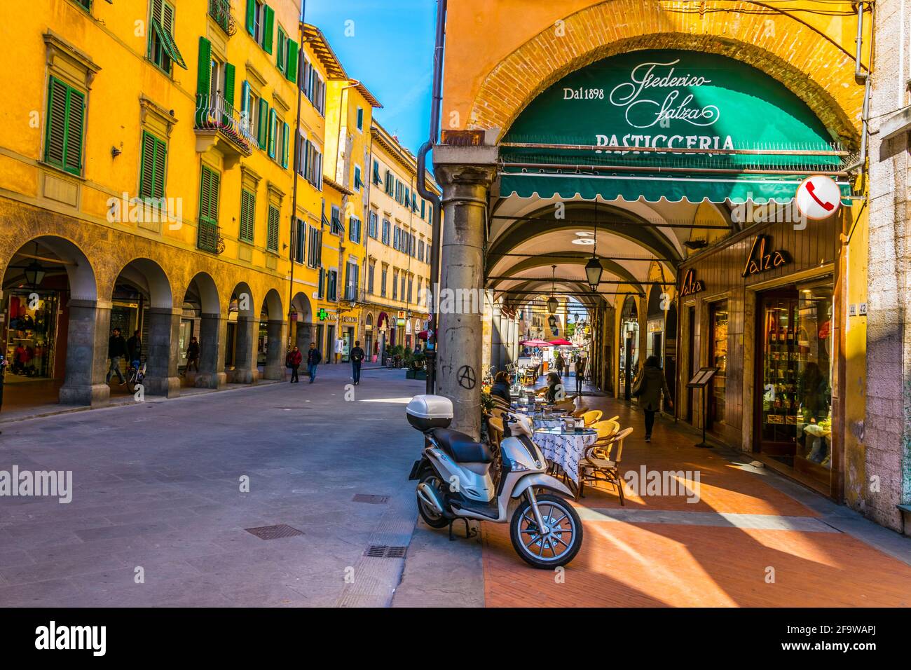 PISA, ITALIEN, 14. MÄRZ 2016: Im Frühling genießen die Menschen einen sonnigen Tag bei einem Spaziergang durch die Via guglielmo oberdan in der italienischen Stadt Pisa. Stockfoto