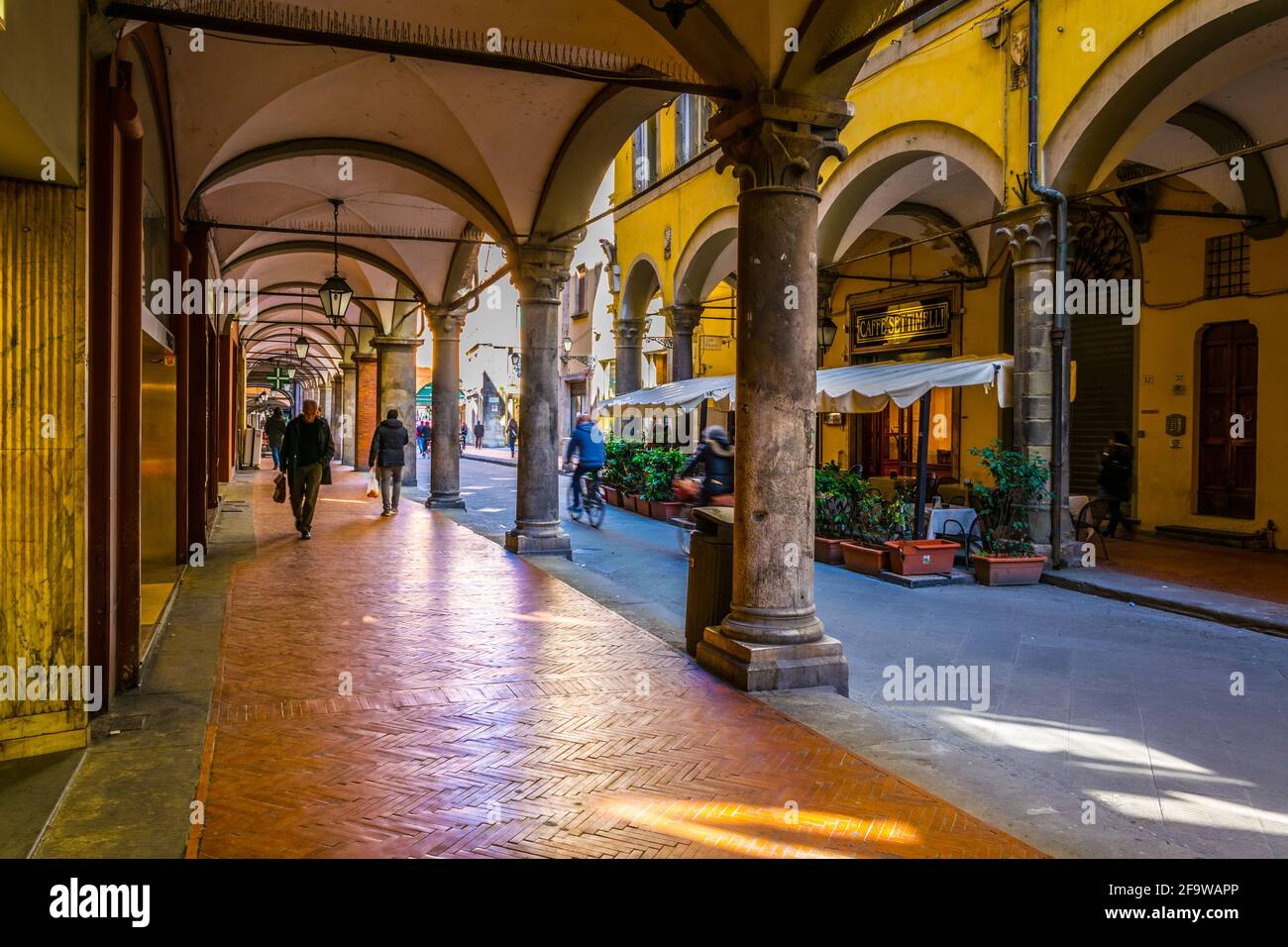 PISA, ITALIEN, 14. MÄRZ 2016: Im Frühling genießen die Menschen einen sonnigen Tag bei einem Spaziergang durch die Via guglielmo oberdan in der italienischen Stadt Pisa. Stockfoto