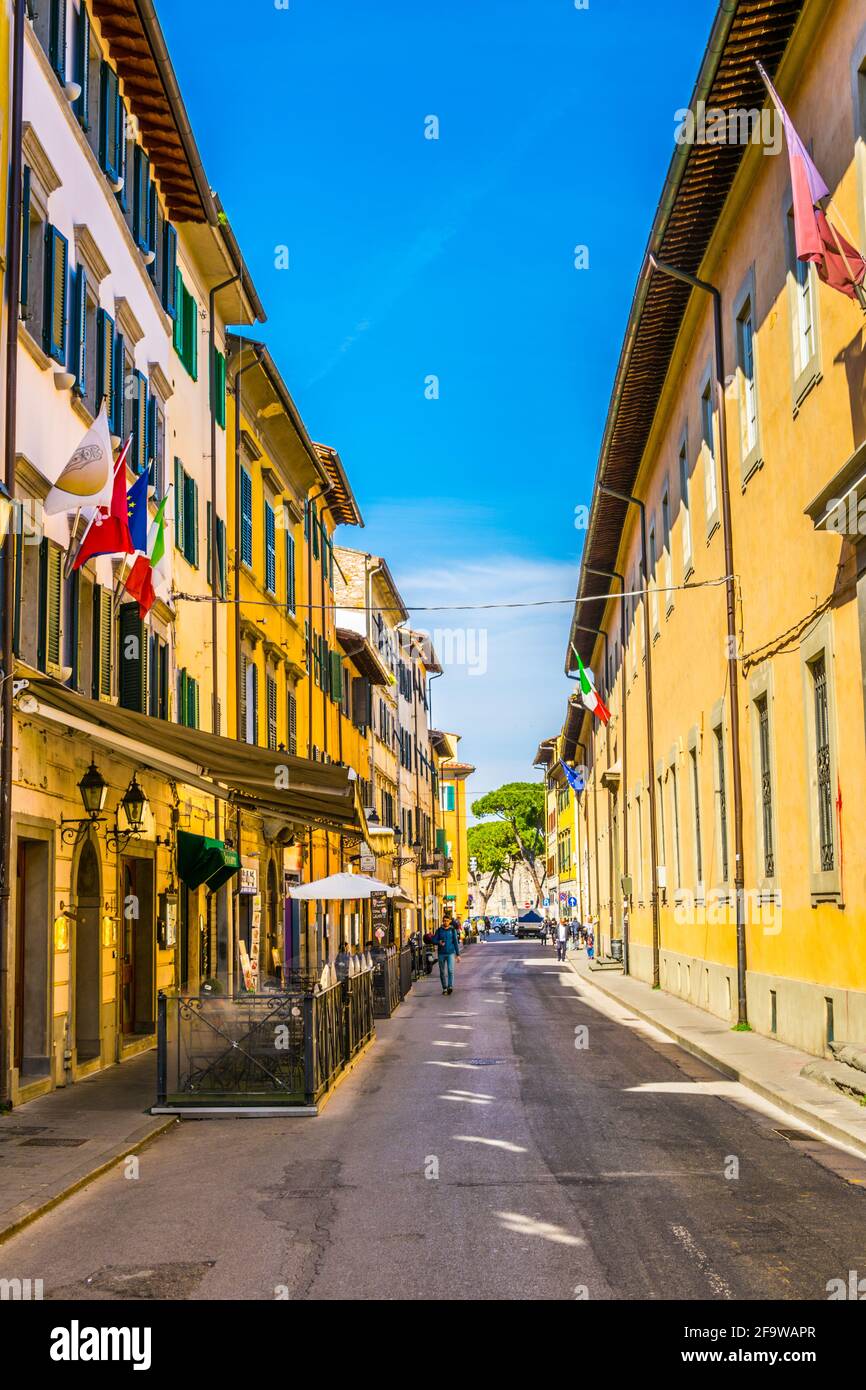 PISA, ITALIEN, 14. MÄRZ 2016: Im Frühling genießen die Menschen einen sonnigen Tag bei einem Spaziergang durch die Via guglielmo oberdan in der italienischen Stadt Pisa. Stockfoto